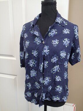Cricket Lane Womens Size Medium Crop Style Shirt